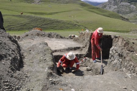 Nüfuzlu məmur tarixi abidəni həyətyanı sahəsinə qatıb - Prezidentə müraciət edən sakinlər müdaxilə tələb etdi