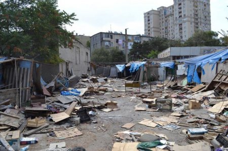 Bakının "Bolluq" bazarında bol zibil var...