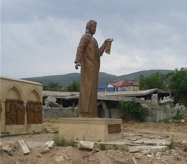 Dərbənddən şok: Nizami Gəncəvinin heykəli yandırıldı 