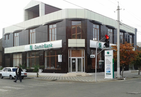 “Dəmir Bank”ın işçiləri yenə qoçuluq edirlər...