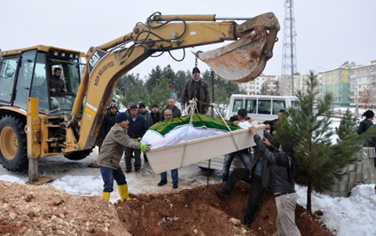 300 kiloluq ölünü traktorla basdırdılar