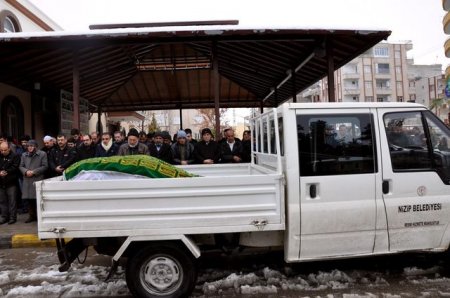 300 kiloluq ölünü traktorla basdırdılar