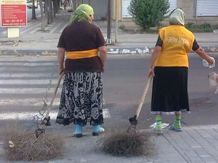 Ağdaş sakinləri satdıqları süpürgənin pulunu belə ala bilmirlər...