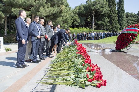  Nikoil Bankın kollektivi Ümümmilli lider Heydər Əliyevin məzarını ziyarət etdi