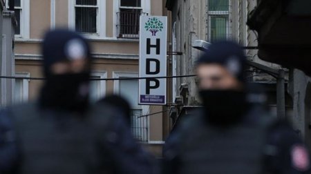 HDP-çilər AKP çadırına hücum etdi