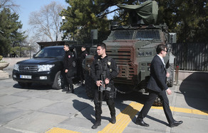 Türkiyədə naməlum şəxs məhkəmə binasında polisi öldürərək bir nəfəri girov götürüb