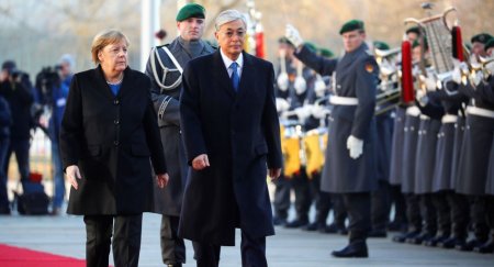 Merkel Tokaevlə görüşdə Qazaxıstanın Himnini əyləşərək dinləyib