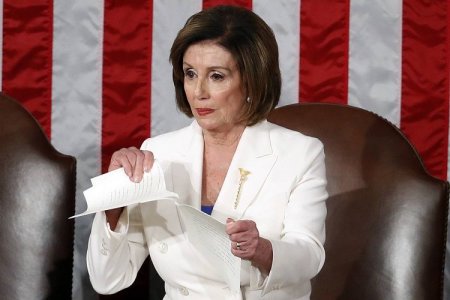 Pelosi Trampın Konqresdəki çıxışından sonra onun çıxışının mətnini nümayişkaranə şəkildə cırıb