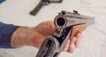 Gənc oğlan iş adamının qohumlarını aldatdı: Bir nəfəri bıçaqladı, digərini güllələdi