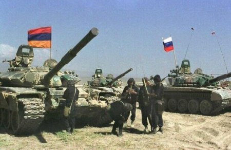 Rusiya Ermənistanı yenidən silahlandırır, "102-ci" baza ordunu döyüşə hazırlayır 