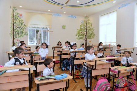 Nazir məktəbə başlama yaşının aşağı salınmasını vacib hesab edir, bəs reallıq nəyi diqtə edir?