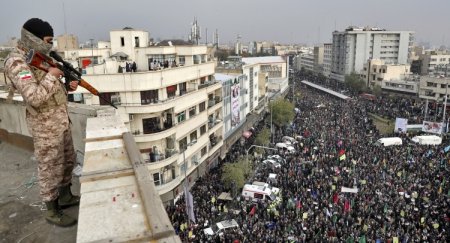 Barıt çəlləyi üstündəki İran: sosial tələbli etirazlar siyasi müstəviyə keçərsə...