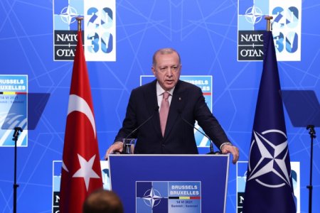 Türkiyə incə seçim qarşısında: NATO tənliyi