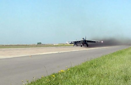 Hərbi pilotlar təlim-məşq uçuşlarını yüksək peşəkarlıqla icra ediblər
