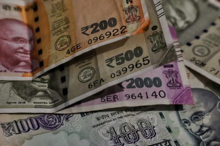 Hindistan rupisi yeni tarixi minimum yeniləyib