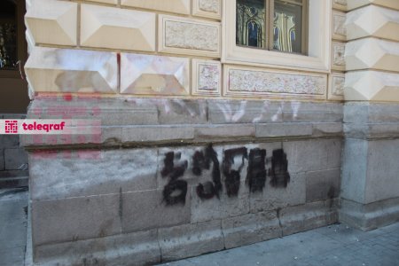 AXC-nin elan edildiyi bina vandalizmə məruz qalıb