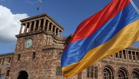 Parovozun qabağında qaçan Paşinyan
