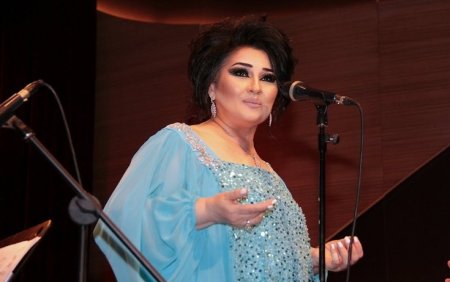 "Səhnədə nə yer, nə göy gözümə görünür"
