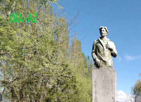 "Şairə hörmətsizlik etməyin... ya heykəli götürün, ya da..."