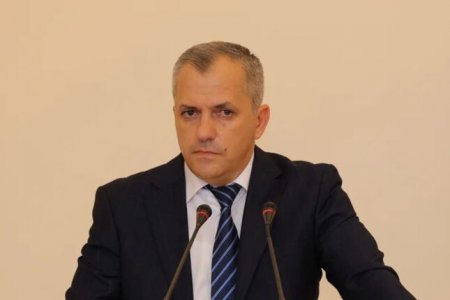İrəvan ikibaşlı oynayır