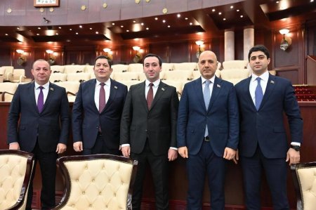 Gənc deputatlar Milli Məclisi PODİUMLA qarışdırıb POZ VERİRLƏR...
