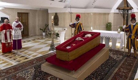 Papanın tabutu Azərbaycan xalçası üzərindədir