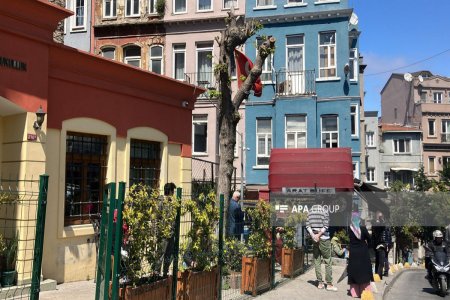 İstanbulda zəlzələ zamanı 150-dən çox adam özünü binadan atıb