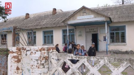 Nazirin balaları bu məktəbdə oxusa: SİNİFDƏ İLANLAR DOLAŞIR...