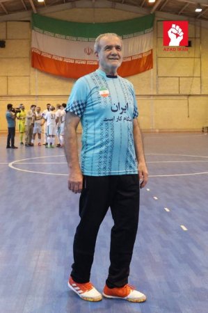 Məsud Pezeşkian futbol oynadı