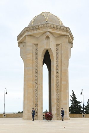 Pezeşkian Bakının ən hündür nöqtəsində