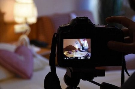 Bakıda qadınla görüşə gedən şəxsi soyundurub videoya çəkiblər