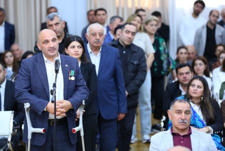 Eldar Əzizov Biləcəridə sakinlərin problemlərini dinləyib