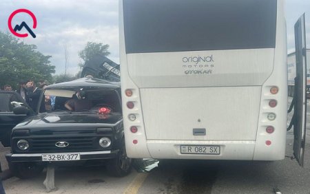 Dövlət qurumunun avtobusu qəzaya uğradı